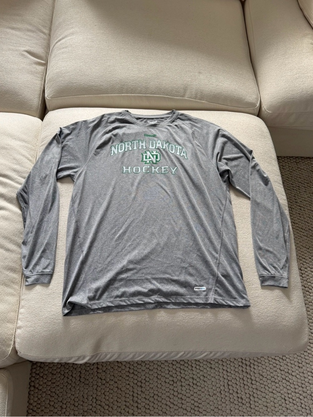 Reebok North Dakota Hockey Men’s XL Gray Long Sleeve Speedwick Shirt